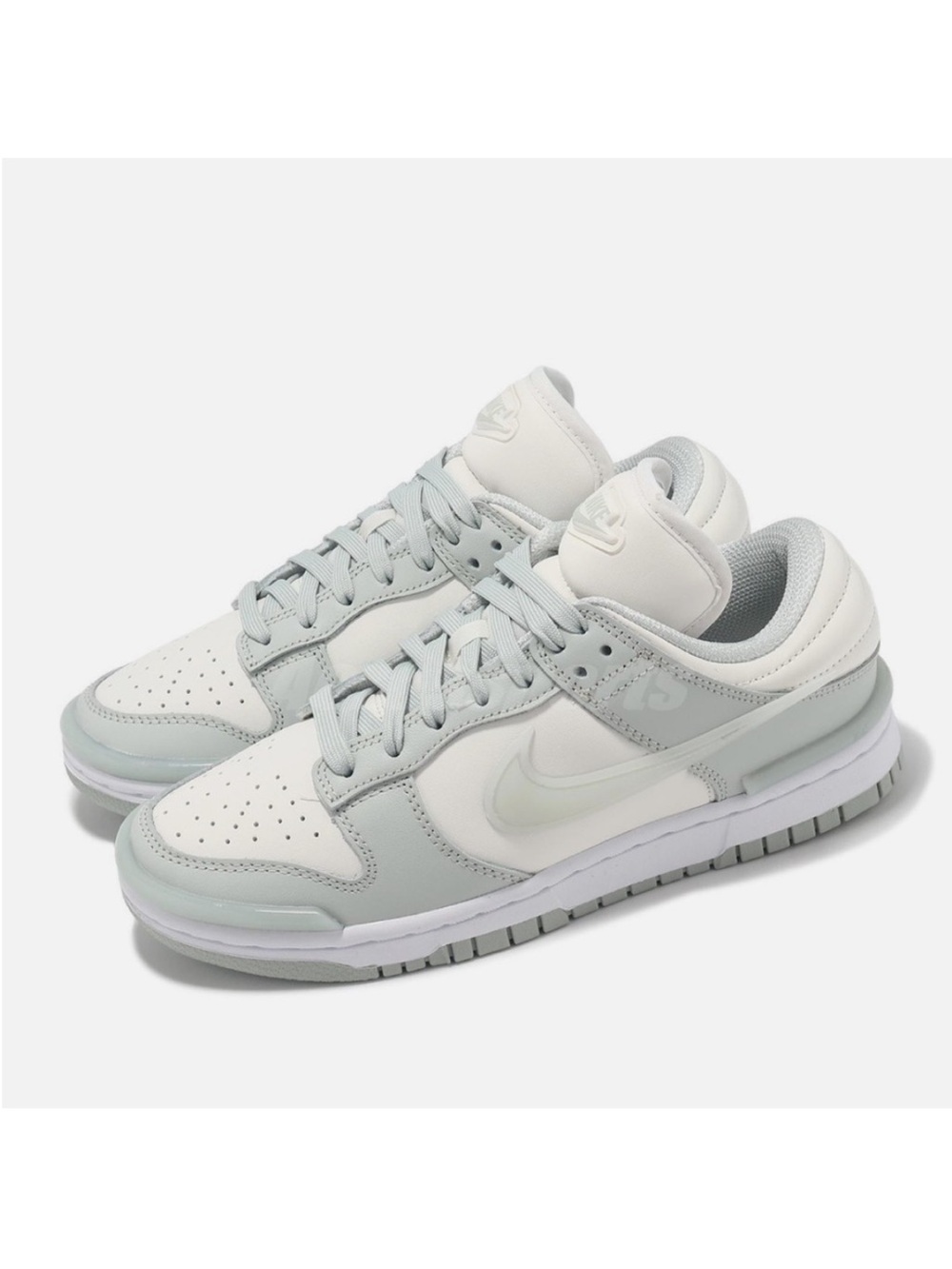 Nike Wmns Dunk Low Twist
LIGHT SILVER/SAIL-WHITECasual Sneakers
DZ2794-004 Sz 7 - Picture 8 of 10